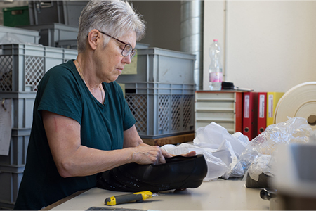 Frau bei der Schuhproduktion in der Helvesko Fabrik Thun, Schweiz